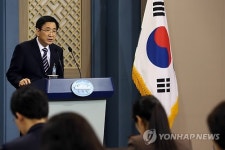 브리핑하는 경제수석