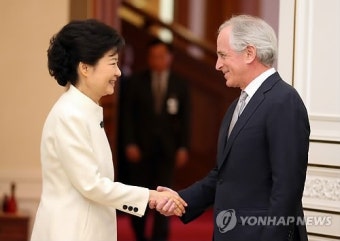 미 상원의원 접견하는 박 대통령