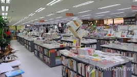 폭우 피해 군산 한길문고, 시민 도움으로 재기