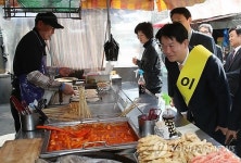 주민들과 인사 나누는 노원병 변수 이동섭