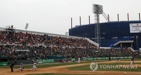 관중 가득찬 광주 무등경기장