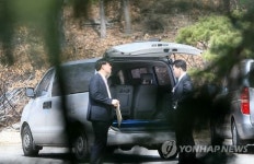 경찰, 성접대 의혹 건설업자 원주 별장 압수수색(2보)