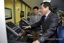 체력단련실 둘러보는 유정복 장관