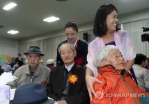 어르신 어깨 주무르는 이주여성들