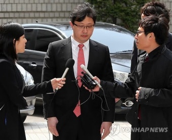 취재진 질문 듣는 최재원 수석부회장