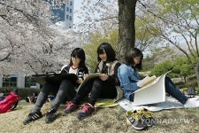 캠퍼스의 봄 그리는 경북 하양여중생