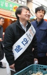 상인들과 인사 나누는 안철수 후보