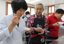 앞치마 두른 어르신들