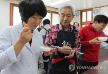 할아버지들이 앞치마를 두른 이유는?