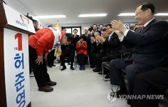 인사하는 허준영 후보