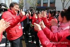 지지자 만나는 김무성 후보