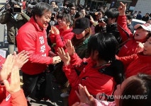 지지자 만나는 김무성 후보