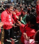 지지자 만나는 김무성 후보