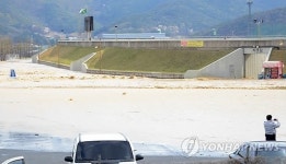 안강 산대저수지 둑 터져..물에 잠긴 도로