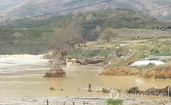 안강 산대저수지 둑 터져