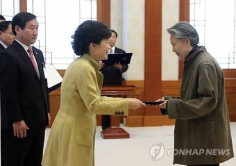 임명장 받는 변영섭 문화재청장