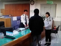 경찰서 정문에 민원 안내 도우미 배치 눈길