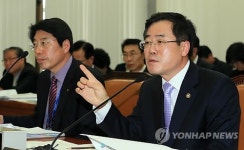 답변하는 정승 식품의약품안전처장