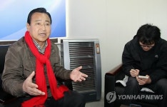 언론과 인터뷰하는 이완구 후보