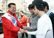 학생들과 인사하는 허준영