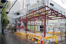 학원상가 출입구에 철근구조물 신축…학부모 반발