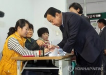 투표장 찾은 이완구 후보