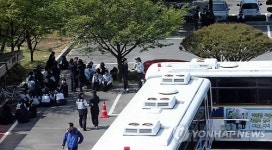 경남도의회 앞 여경들 나무 아래서 휴식