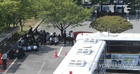 경남도의회 앞 여경들 나무 아래서 휴식