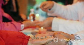 뜸 시술 받는 구민들