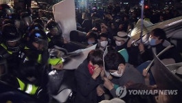 쌍용차범대위 대한문앞 천막설치 시도…경찰과 충돌