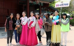 <카메라뉴스> 미스춘향과 사진 찍어요