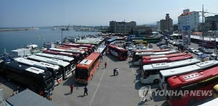 관광버스로 붐비는 주문진 시장