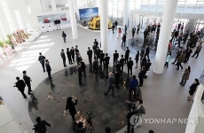 극지연구소 내부 견학하는 참석자들