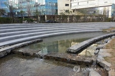 정부세종청사 앞에 조성된 실개천