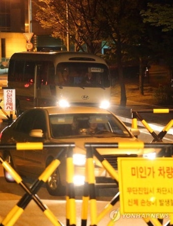 국정원 청사 압수수색 마치고 나오는 검찰 차량