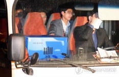 檢 국정원 압수수색 13시간 진행…기밀자료 확보