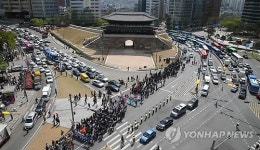 복원된 숭례문 앞을 지나