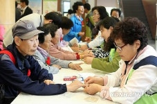 <카메라뉴스> 어르신들 건강하세요