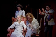 <공연리뷰> 연극 크라이스 앤 위스퍼스