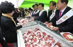 한우 판매 나선 이동필 장관