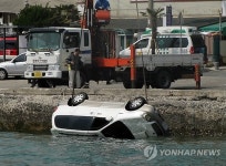 통영 해안도로서 바다로 승합차 추락, 운전자 숨져