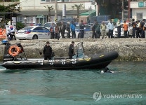 통영 해안도로서 바다로 승합차 추락