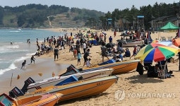 나들이 인파로 붐비는 속초해변