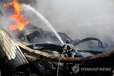 평동산단 화재 공장건물 1동 붕괴…근로자 대피(종합)