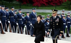 무명용사탑 향하는 박 대통령