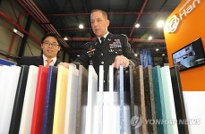 국산 건설자재 살펴보는 미 극동공병단장