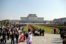 北 금수산태양궁전광장의 시민들