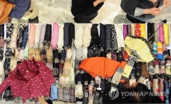 양산 고르는 고객