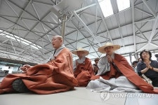 조계사 승려.신도, 인천공항서 항의법회
