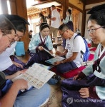 한방의료 체험하는 관광객들